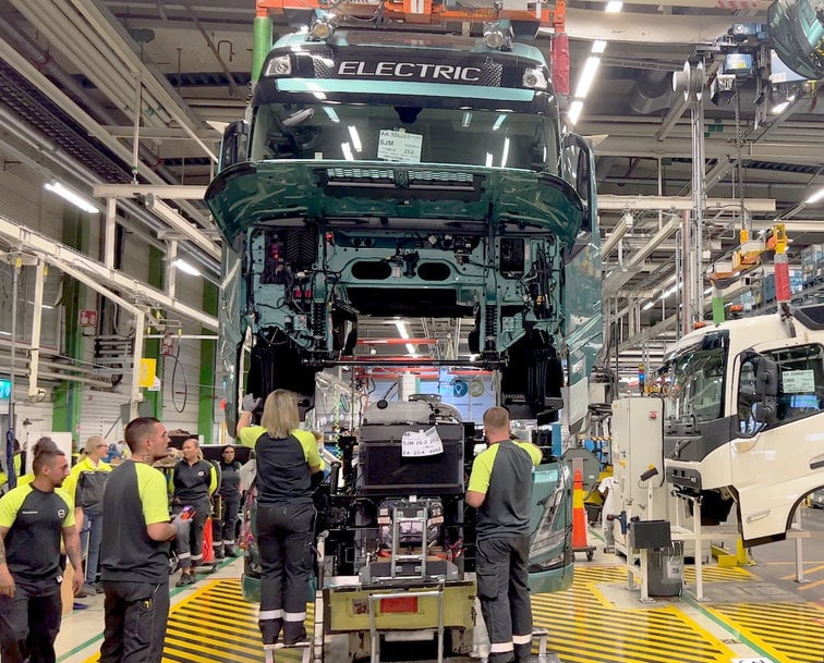 Break-through: Volvo Trucks starts series production of heavy electric trucks